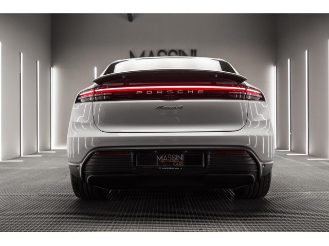 PORSCHE Macan 4