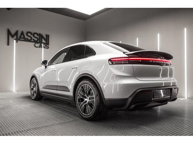 PORSCHE Macan 4