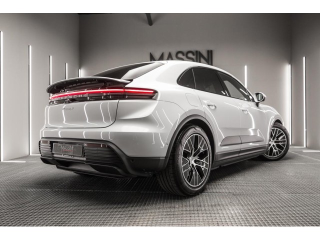 PORSCHE Macan 4