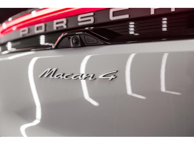PORSCHE Macan 4
