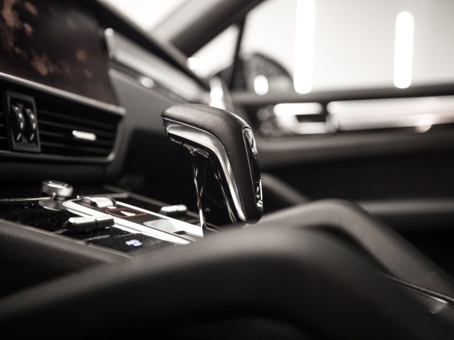 PORSCHE Cayenne Coupe Platinum Edition