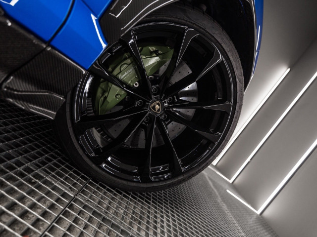 LAMBORGHINI URUS CARBONO