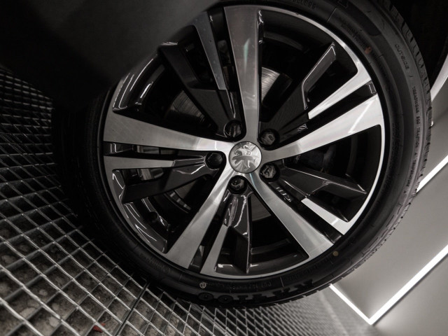 PEUGEOT 3008 Hybrid 225 eEAT8 Allure Pack
