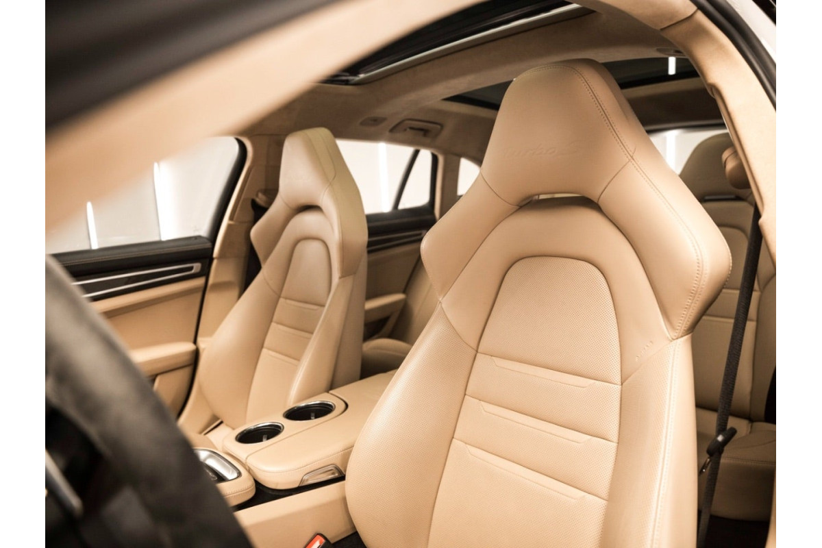 PORSCHE Panamera Turbo S... 2