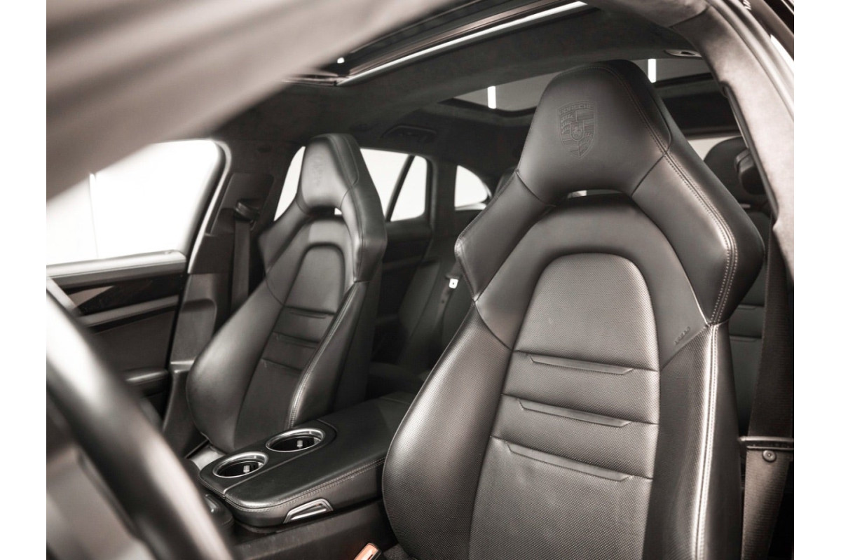 PORSCHE Panamera 4 EHybrid... 2