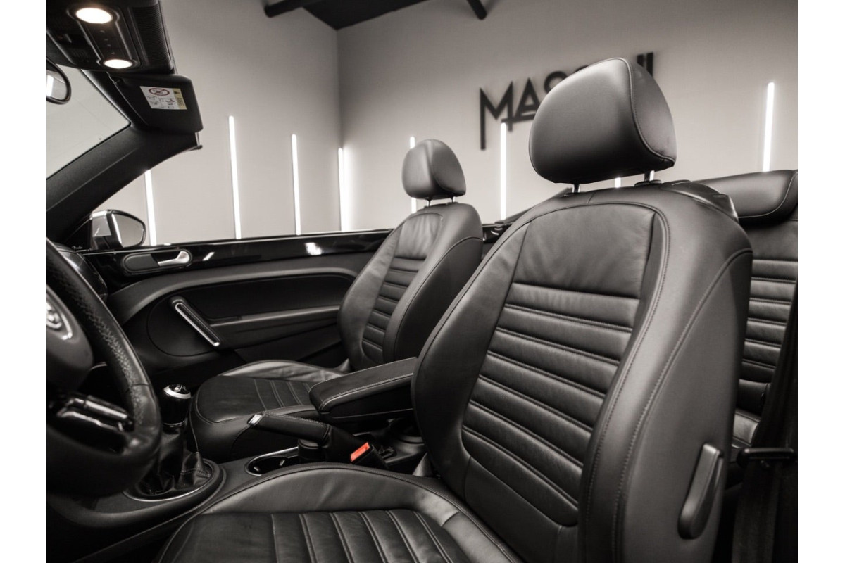 VOLKSWAGEN Beetle Cabrio... 2