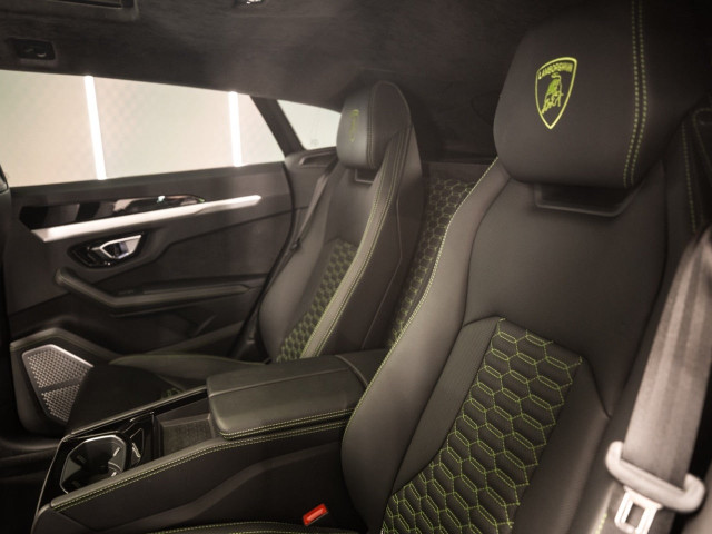 LAMBORGHINI URUS CARBONO