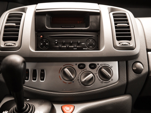 RENAULT TRAFIC 2.5